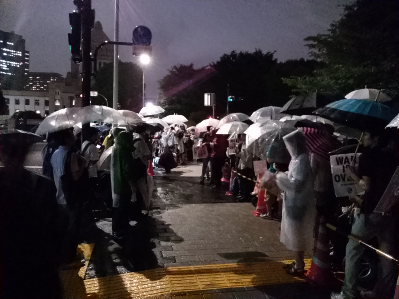 19歳フリーター企画のデモ 700人が参加／国会周辺では3500人が抗議_c0024539_7532598.jpg