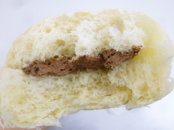 【菓子パン】ホワイトコッペパン クッキークランチ入りチョコクリーム＠ヤマザキ_c0152767_2203870.jpg