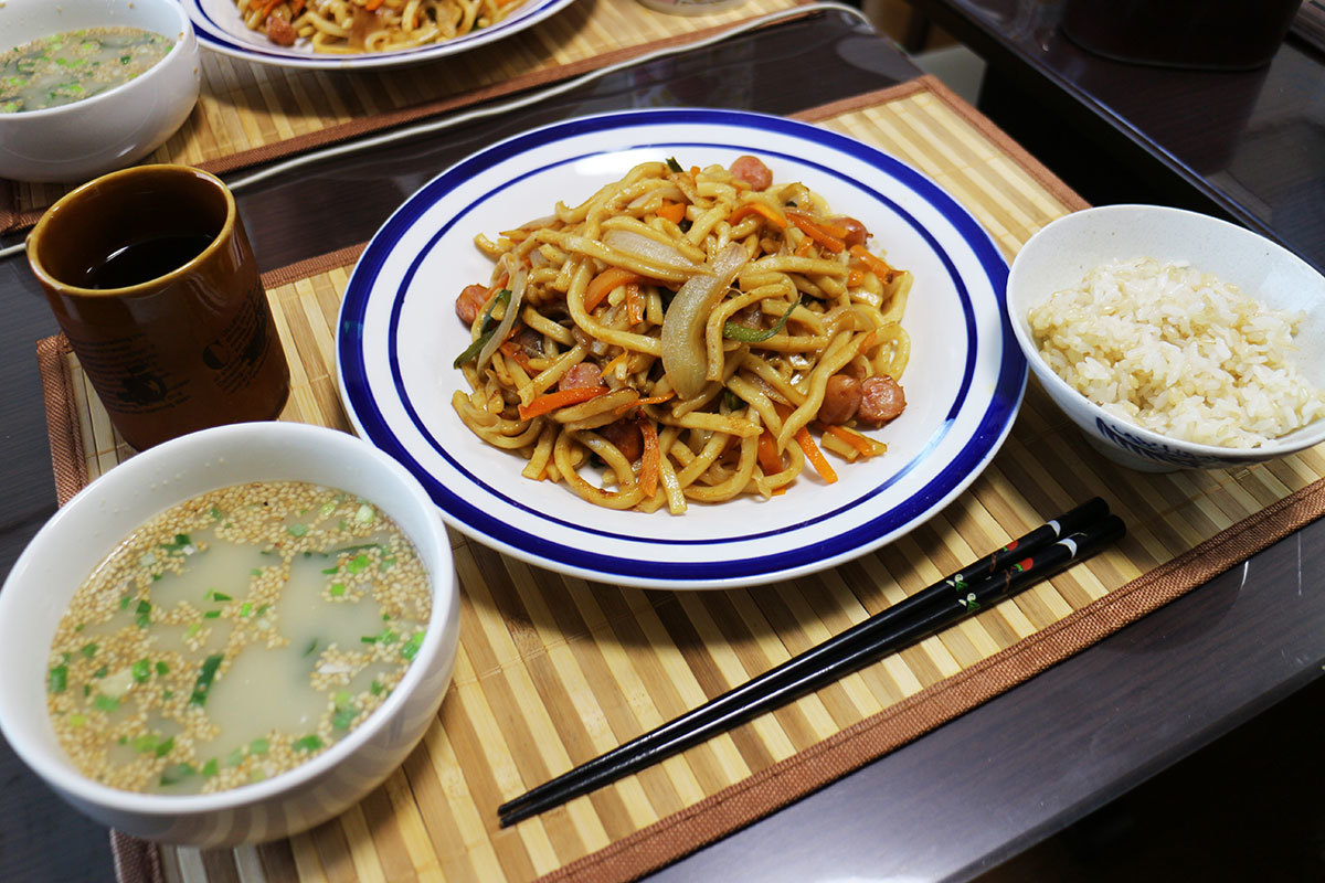 昼 焼うどん 胡麻わかめスープ ごはん 今日の献立