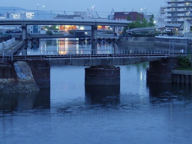 和田旋回橋 ブルーアワーの街の情景