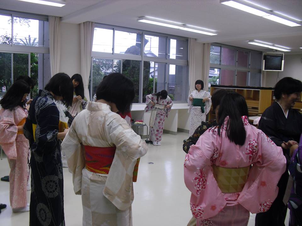 臼杵高校総合授業 講演→着付けの体験_d0230676_10392939.jpg