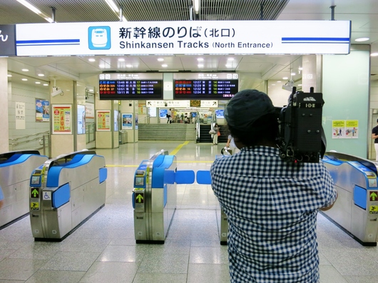 新幹線で焼身自殺か?名古屋駅足止め_b0083801_13581699.jpg