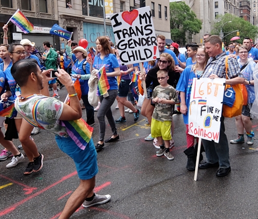 NYのゲイ・プライド・パレードに子ども達もいっぱい参加してる理由_b0007805_1362419.jpg