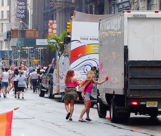 NYのゲイ・プライド・パレード2015（最高裁が全州で同性婚認める判断を下した2日後）_b0007805_3521146.jpg