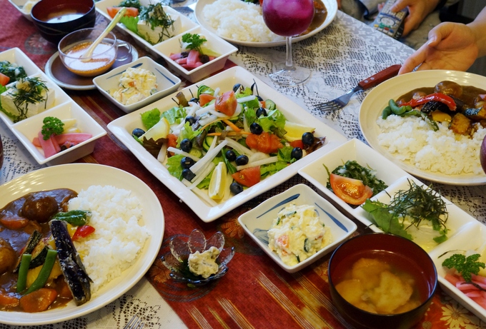 「ＴＨＥ．朝ご飯」夏野菜のカレー／生野菜／自家製　赤紫蘇ドリンクツイスパソーダ割り他_b0033423_11263193.jpg
