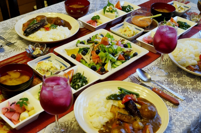 「ＴＨＥ．朝ご飯」夏野菜のカレー／生野菜／自家製　赤紫蘇ドリンクツイスパソーダ割り他_b0033423_1126448.jpg