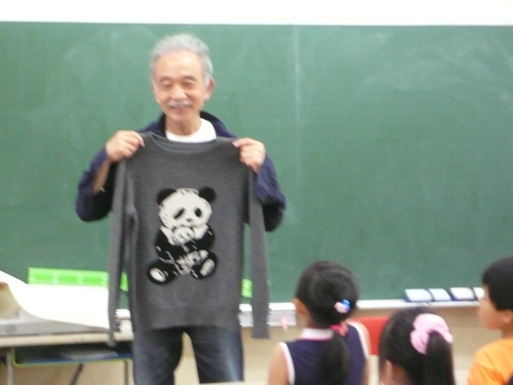 6月24日　赤坂小学校で１年生の道徳の授業をするパンダ先生_b0096957_20241156.jpg