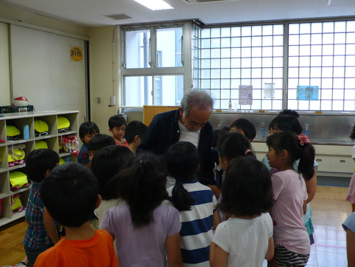 6月24日　赤坂小学校で１年生の道徳の授業をするパンダ先生_b0096957_20352519.jpg