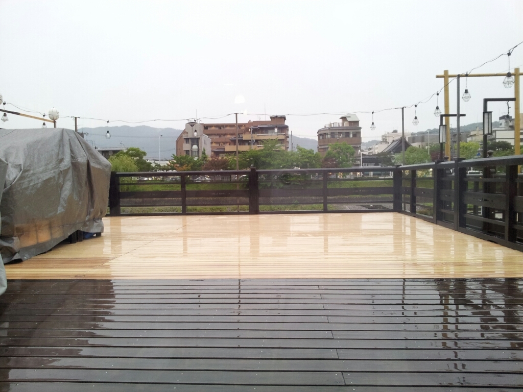 雨、床を眺めながら_b0211924_10420148.jpg