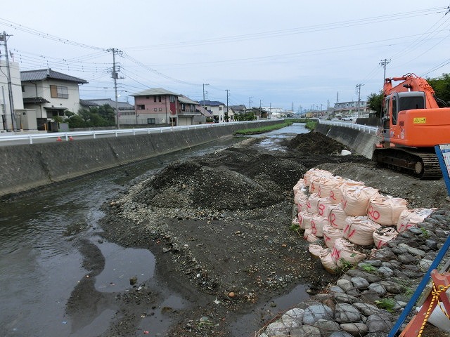 ボランティアの草刈りでは対応不可 上流から流れ込む小潤井川の土砂堆積_f0141310_7532081.jpg