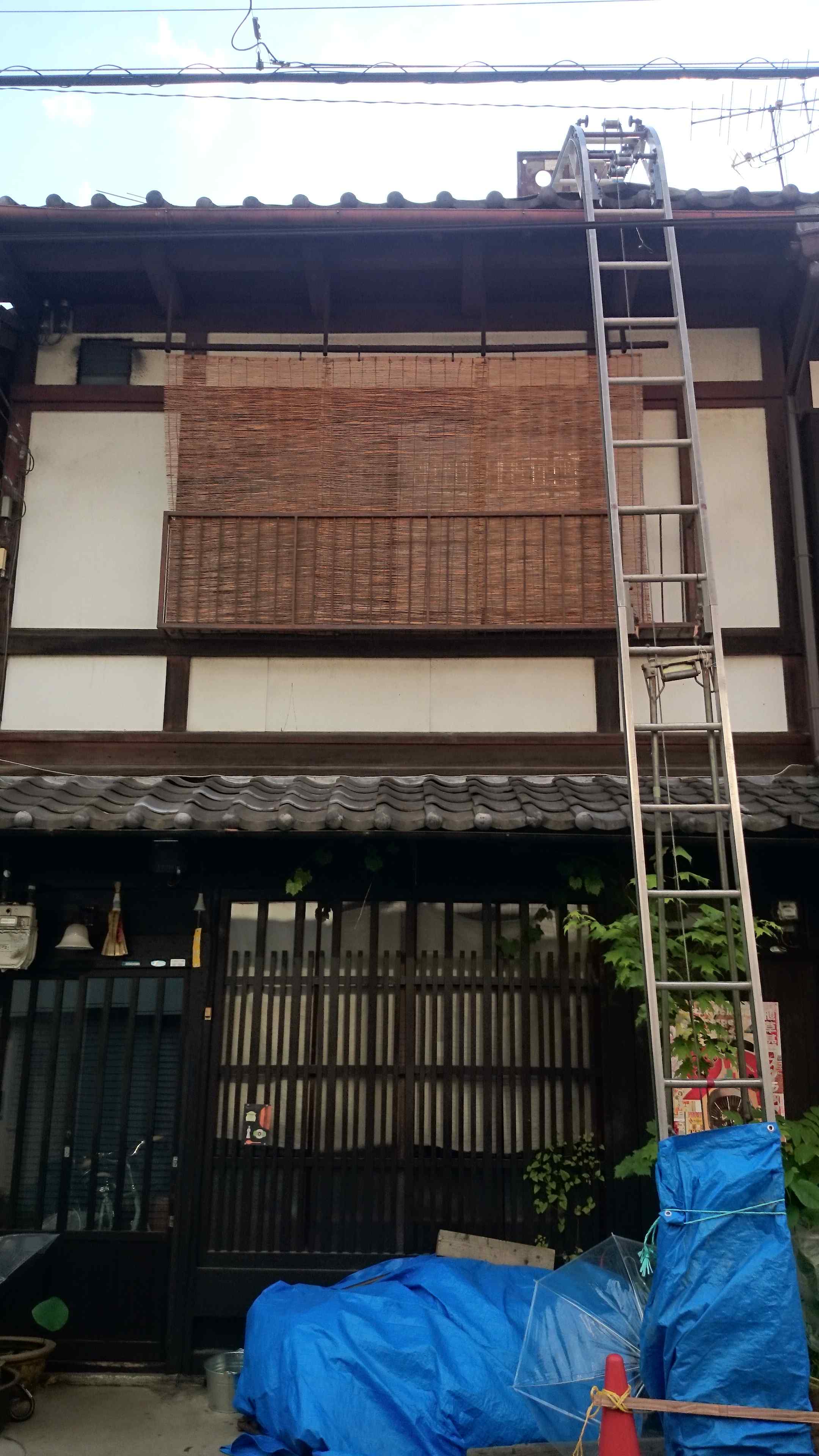 瓦の葺き替え工事中です_a0265743_0444459.jpg