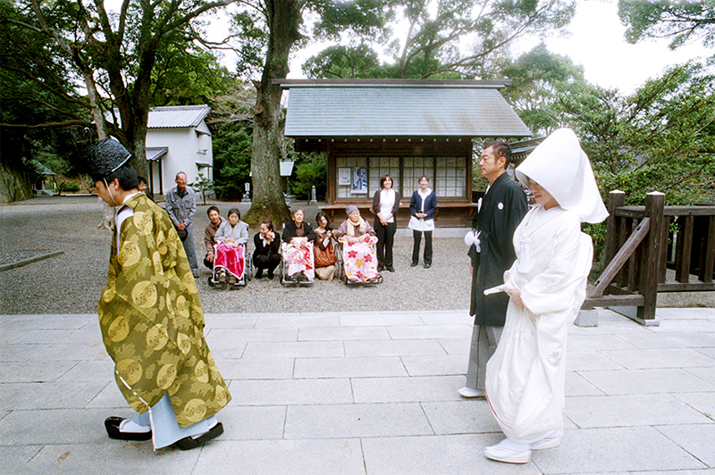 挙式へ向かう参進で 安房神社にて 記憶に残った１枚 結婚式と家族の写真 Discovery