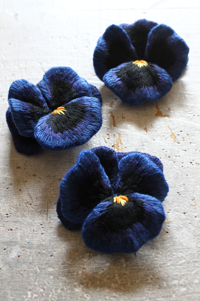 フェルト刺繍のお花 黒いパンジー フェルタート R オフフープ R 立体刺繍作家pienisieniのブログ フェルト刺繍のお花 黒いパンジー フェルタート R オフフープ R 立体刺繍作家pienisieniのブログ