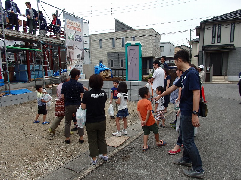 雨上がりの上棟式・・・・餅まき_c0038611_15511975.jpg