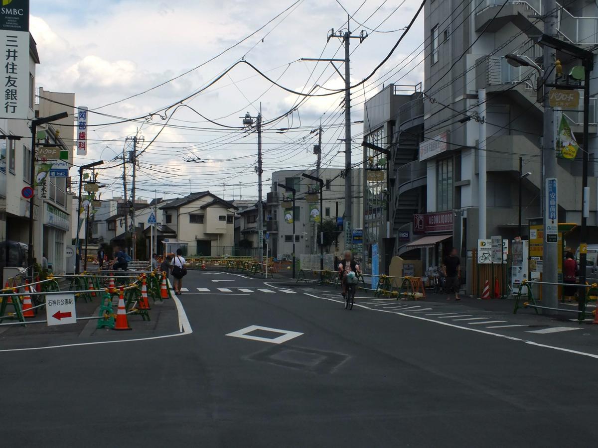 石神井公園駅南口の都市計画道路 黄色い電車に乗せて 石神井公園駅南口の都市計画道路 黄色い電車に乗せて