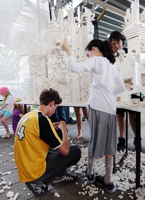 ＮＹの空中公園に、レゴ・ブロックで自由に遊べるユニークな空間アート出現中 The collectivity project_b0007805_22201084.jpg