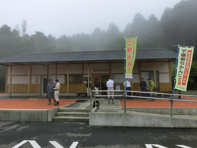 「山を守ることは、富士市を守ること」　霧の中、内山財産委員会の管内視察_f0141310_752669.jpg