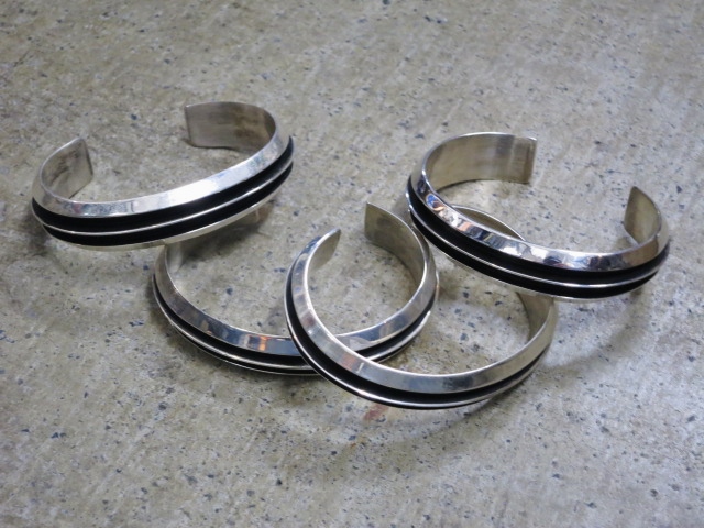 やはり・この季節・・・ TOM HAWK (Navajo) SILVER BANGLE 好いです★★★ & 御詫び..._d0152280_215052100.jpg