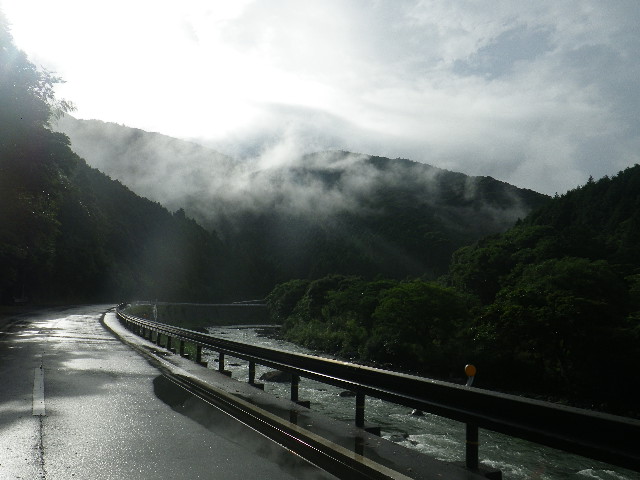 雨降って・・・_c0183137_1983740.jpg