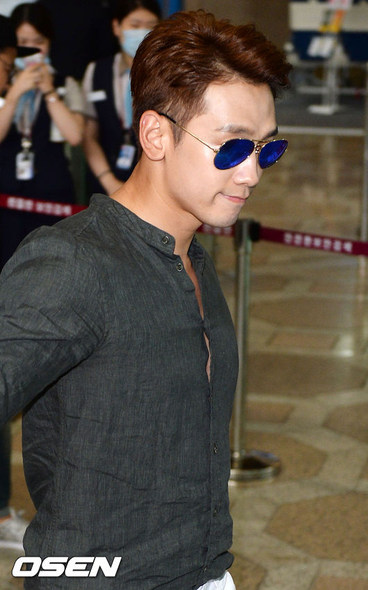 RAIN、ドラマプロモーションのため中国へ“シャツの合間から覗く筋肉質のボディ”_c0047605_7542210.jpg