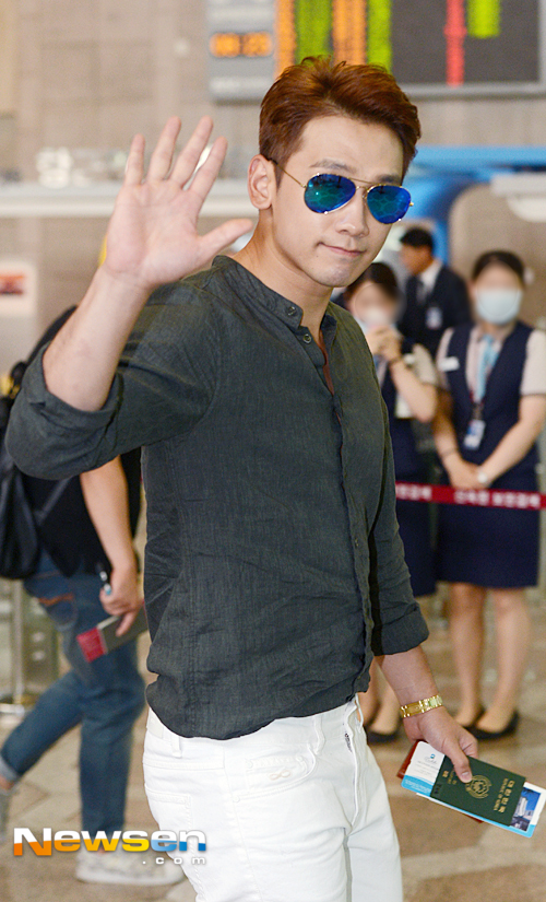 RAIN、ドラマプロモーションのため中国へ“シャツの合間から覗く筋肉質のボディ”_c0047605_7555342.jpg