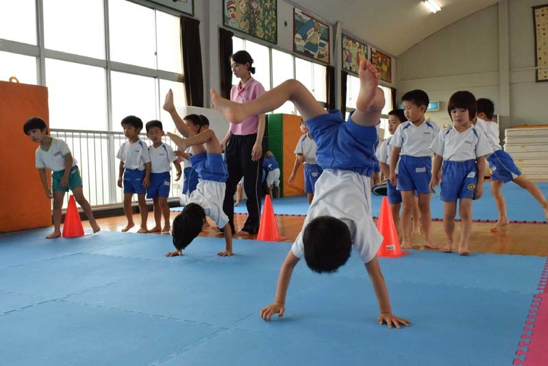 逆立ち歩き ドミノ倒し もも 慶応幼稚園ブログ 未来の子どもたちへ Dream Can Do Reality Can Do