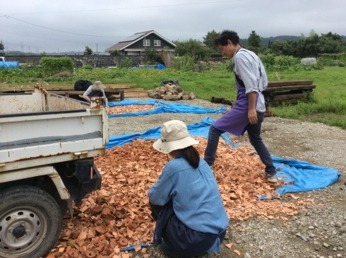 テラコッタ再利用 軽トラ4台分 宮崎の花屋 アナーセン