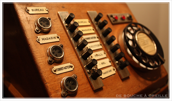 ancien telephone en bois 木製の古い電話機_d0184921_1743463.jpg