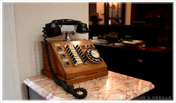 ancien telephone en bois 木製の古い電話機_d0184921_17561534.jpg