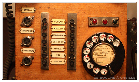 ancien telephone en bois 木製の古い電話機_d0184921_1855396.jpg