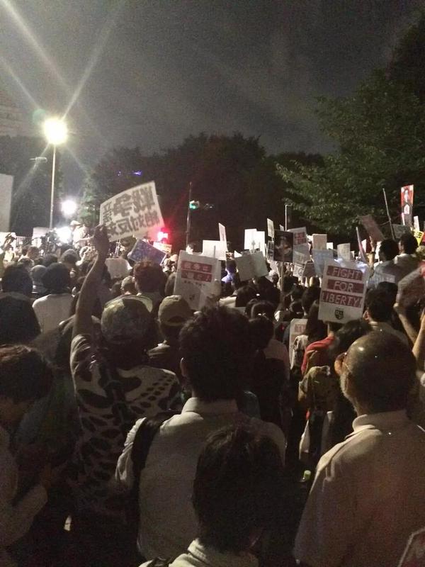 強行採決目前、国会前で1万5000人が「戦争法案反対」の声 　ほか_f0212121_5353083.jpg