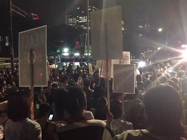 強行採決目前、国会前で1万5000人が「戦争法案反対」の声 　ほか_f0212121_5353752.jpg