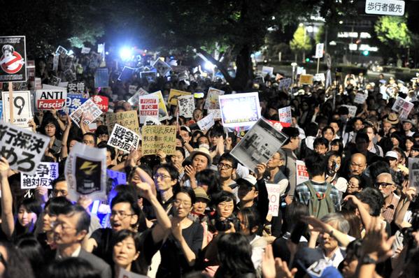 強行採決目前、国会前で1万5000人が「戦争法案反対」の声 　ほか_c0024539_9192033.jpg