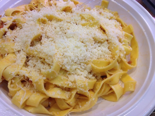 市場の生パスタ屋がランチを始めた!_a0136671_2351091.jpg