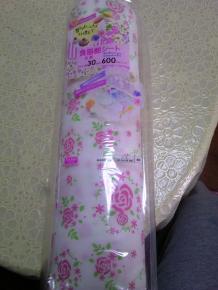 ダイソーの花柄食器棚シート ヒロインみたいに暮らしたい
