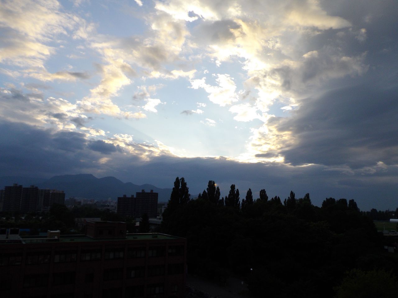 複雑に変化する夕方の空_c0025115_1938787.jpg