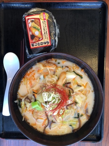 【ピリ辛野菜ラーメン】と【小さなのり弁】_e0184224_10334899.jpg