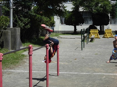 4年生が幼稚園生に鉄棒の技を発表します②_b0211757_11512690.jpg