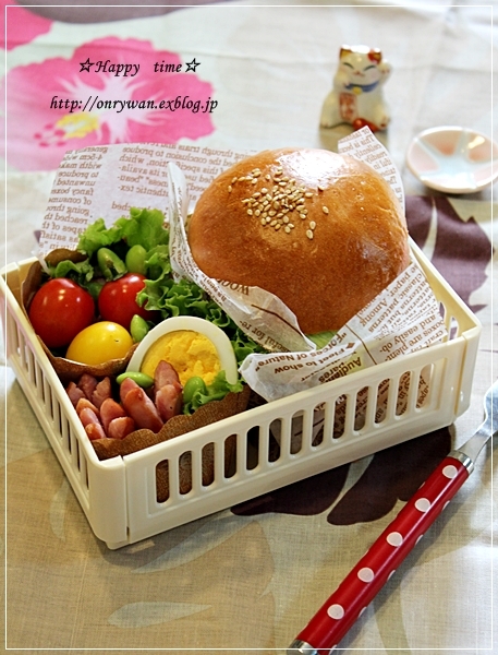 手作りバンズでコロッケバーガー弁当♪_f0348032_19035558.jpg