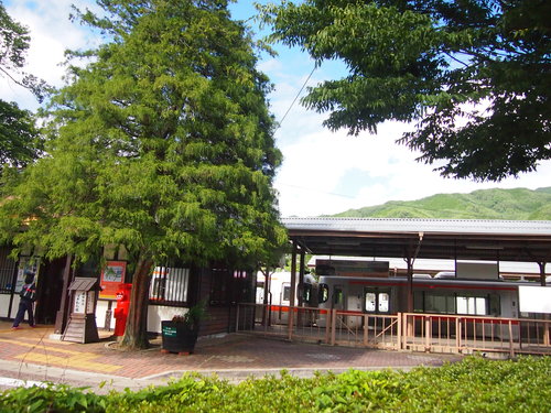 木陰で暑さをしのぐ 飛騨萩原駅 岐阜 下呂 庄司巧の丸いポストのある風景 木陰で暑さをしのぐ 飛騨萩原駅 岐阜 下呂 庄司巧の丸いポストのある風景