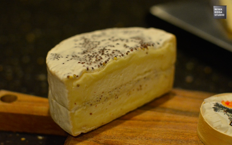 July 16, 2015 マスタードシード入りのチーズ Cheese with Mustard Seed_a0307186_71056.jpg