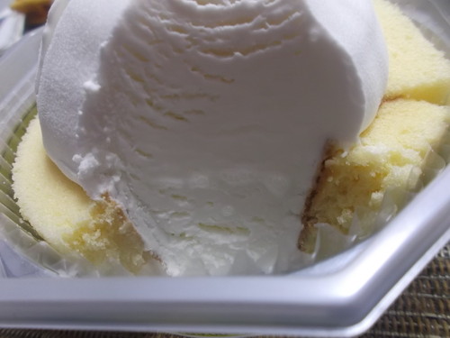 プレミアムロールケーキアイス_f0076001_2351183.jpg