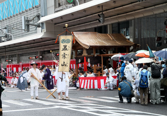 祇園祭 雨中の巡行_e0048413_19163697.jpg