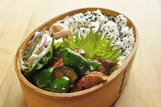 醤油鶏野菜炒め弁当_b0171098_8195454.jpg