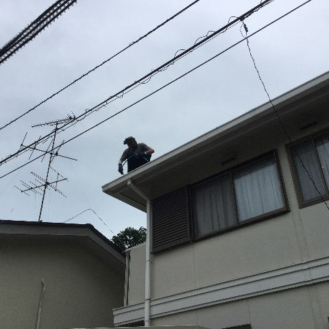高所命綱付きの雨樋清掃_f0031037_20223378.jpg