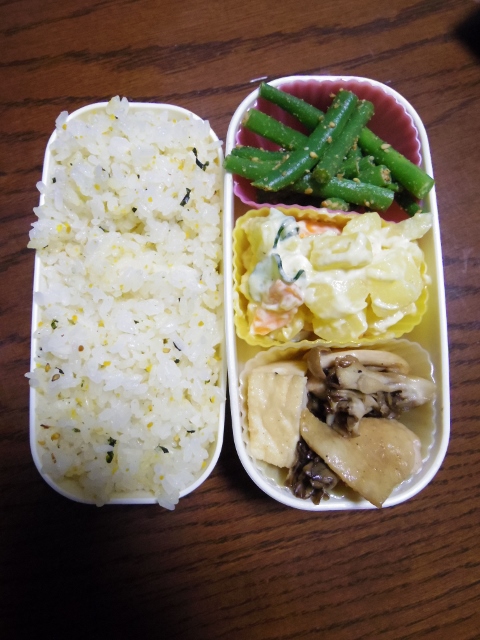 ある日のお弁当（キノコと鶏のオイスター炒め）_b0287241_6443229.jpg