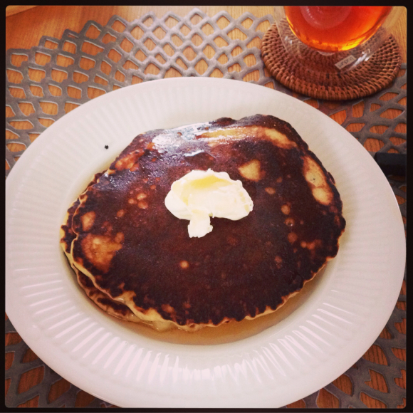 焼き色は強いけどマイナンバーワンのパンケーキ_b0065587_22073080.jpg