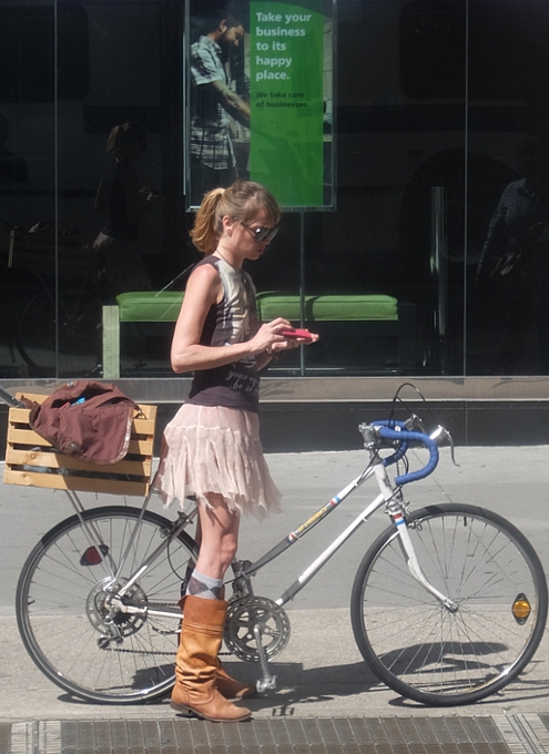 ミニスカ、ブーツ姿で手作りカゴ付のサイクリング用自転車に?!　最近、NYで増えてる自転車乗りの方々･･･_b0007805_031921.jpg