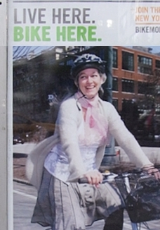 ミニスカ、ブーツ姿で手作りカゴ付のサイクリング用自転車に?! 最近、NYで増えてる自転車乗りの方々・・・_b0007805_07923.jpg