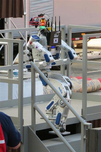 ジョーク一発：米「コソドロボット」大会で韓国優勝、日本惨敗！やはり泥棒技は韓国人が強かった！？_e0171614_8363163.jpg
